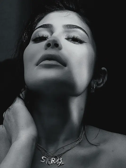 Travis dan Kylie sama-sama merasa diri mereka yang memilih nama "Storm". Namun Kylie tak menyukai jika hanya Storm. Maka jadilah nama sang anaknya "Stormi". (instagram/kyliejenner)