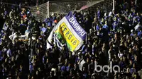 Aksi Bobotoh mengibarkan bendera dengan logo klub Persib Bandung pada Launching Jersey dan tim  di Stadion Siliwangi, Bandung, Minggu (2/4/2017). Jersey baru akan digunakan untuk mengarungi Liga 1 Indonesia. (Bola.com/Nicklas Hanoatubun)