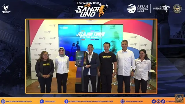 The Weekly Brief Sandi Uno yang disiarkan melalui kanal Youtube Kemenparekraf, Senin, 23 Oktober 2023.
