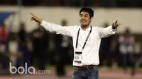 Pelatih Semen Padang, Nilmaizar merayakan kemenangan atas Bhayangkara FC pada babak delapan besar Piala Presiden 2017 di Stadion Manahan, Solo. Jumat (26/2/2017). (Bola.com/Nicklas Hanoatubun)