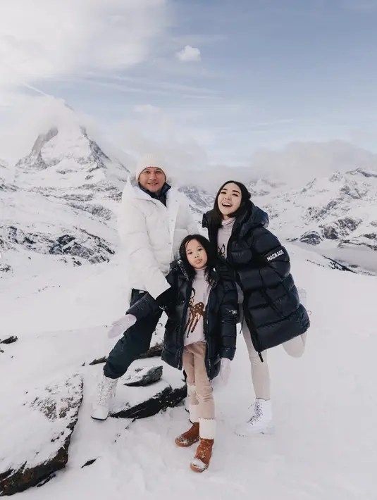 Gisel juga memilih puffy jacket untuk gaya penuh aksi kala bermain ski. [Foto: Instagram/ Gisel]