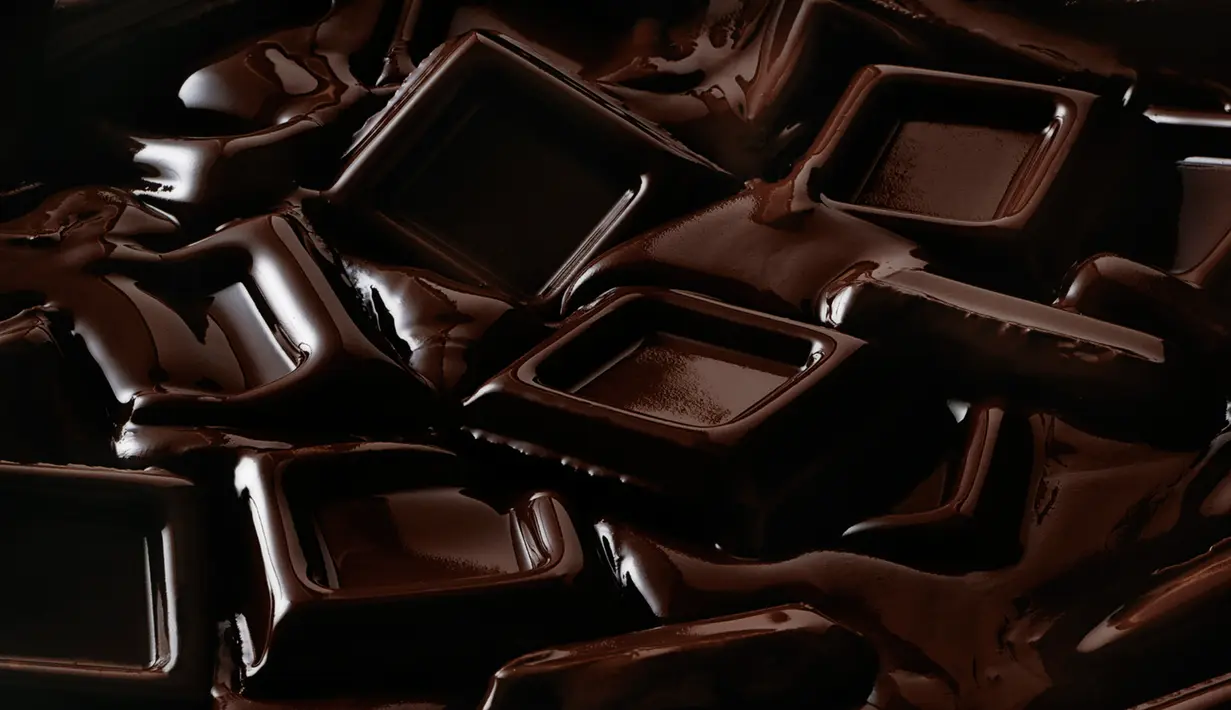Jika dimakan dalam jumlah yang secukupnya, cokelat hitam bisa memperbaiki sistem cerna dan melawan lemak perut. Untuk itu, cari cokelat yang mengandung 70-80% kokoa. (huffingtonpost.com)