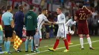 Kapten Timnas Inggris, Wayne Rooney (dua dari kanan) keluar lapangan dan diganti Jack Wilshere. Rooney bermain gemilang saat kontra Rusia, pada laga perdana Grup B Piala Eropa 2016, di Stade Velodrome, Marseille, Minggu (12/6/2016) dini hari WIB.  (Reuter