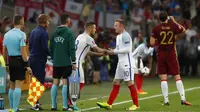 Kapten Timnas Inggris, Wayne Rooney (dua dari kanan) keluar lapangan dan diganti Jack Wilshere. Rooney bermain gemilang saat kontra Rusia, pada laga perdana Grup B Piala Eropa 2016, di Stade Velodrome, Marseille, Minggu (12/6/2016) dini hari WIB.  (Reuter