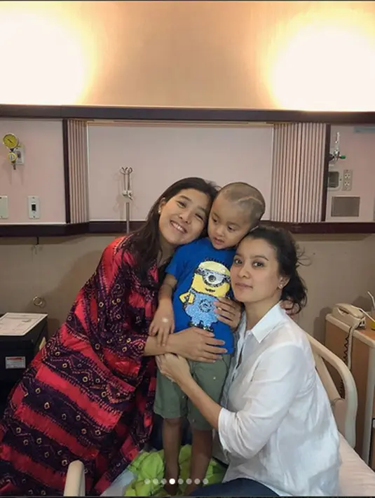 "Kan dari waktu sebelum setahun ada tumor otak dan sudah pernah dioperasi sekali. Kemudian kemarin lagi liburan di Bali sama kakakku dan keluarga terus sakit lagi," sambungnya. (Instagram/marcella.zalianty)