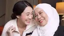 <p>Kompaknya gaya Dewi Yull dan Merdi Octavia mengenakan outfit bernuansa hitam-putih. Dewi Yull memadukan atasan hitam dengan celana jeans dan hijab putih polos, sedangkan Merdi Octavia tampil cantik mengenakan atasan knitted berkerah berwarna dasar putih dengan corak garis hitam. [Foto: Instagram/merdioctav]</p>