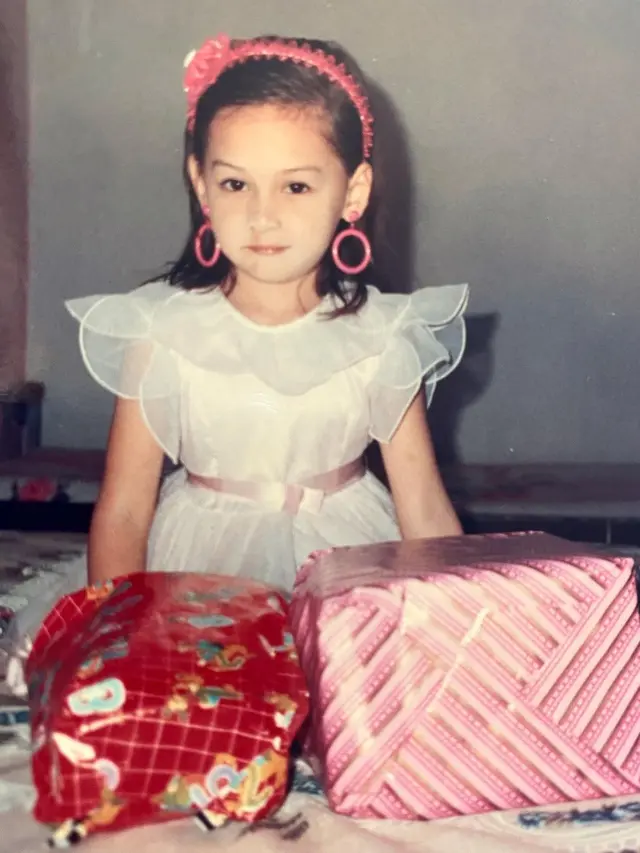 6 Potret Masa Kecil Mona Ratuliu, Disebut Mirip dengan Putri Bungsunya