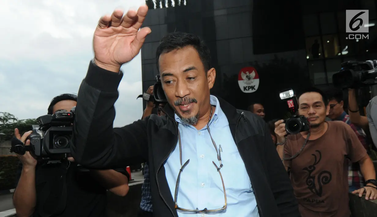 Mantan Wakil Ketua Banggar DPR dari Fraksi PAN Ahmad Rizki Sadig usai diperiksa di gedung KPK, Jakarta, Kamis (31/1).Ahmad diperiksa terkait kasus dugaan menerima  suap Rp 3,6 miliar dalam pengurusan DAK Kabupaten Kebumen TA 2016.(Merdeka.com/Dwi Narwoko)