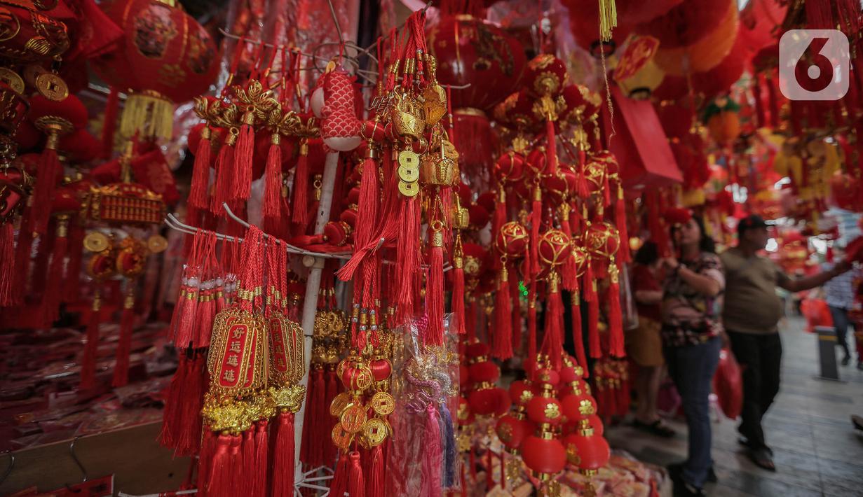 Toko-toko yang menjual pernak-pernik Imlek mulai ramai dijejali pengunjung. (Liputan6.com/Angga Yuniar)