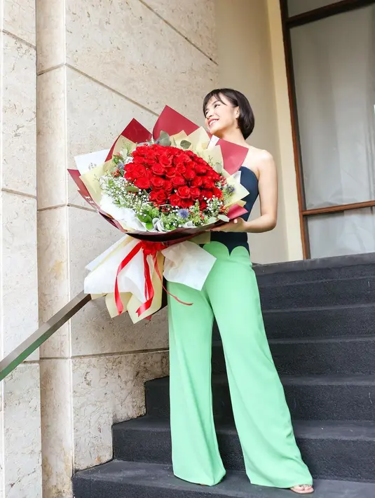 Ditambah baby bangs yang membingkai wajahnya pun membuat Chelsea makin manis. [Instagram/chelseaoliviaa].