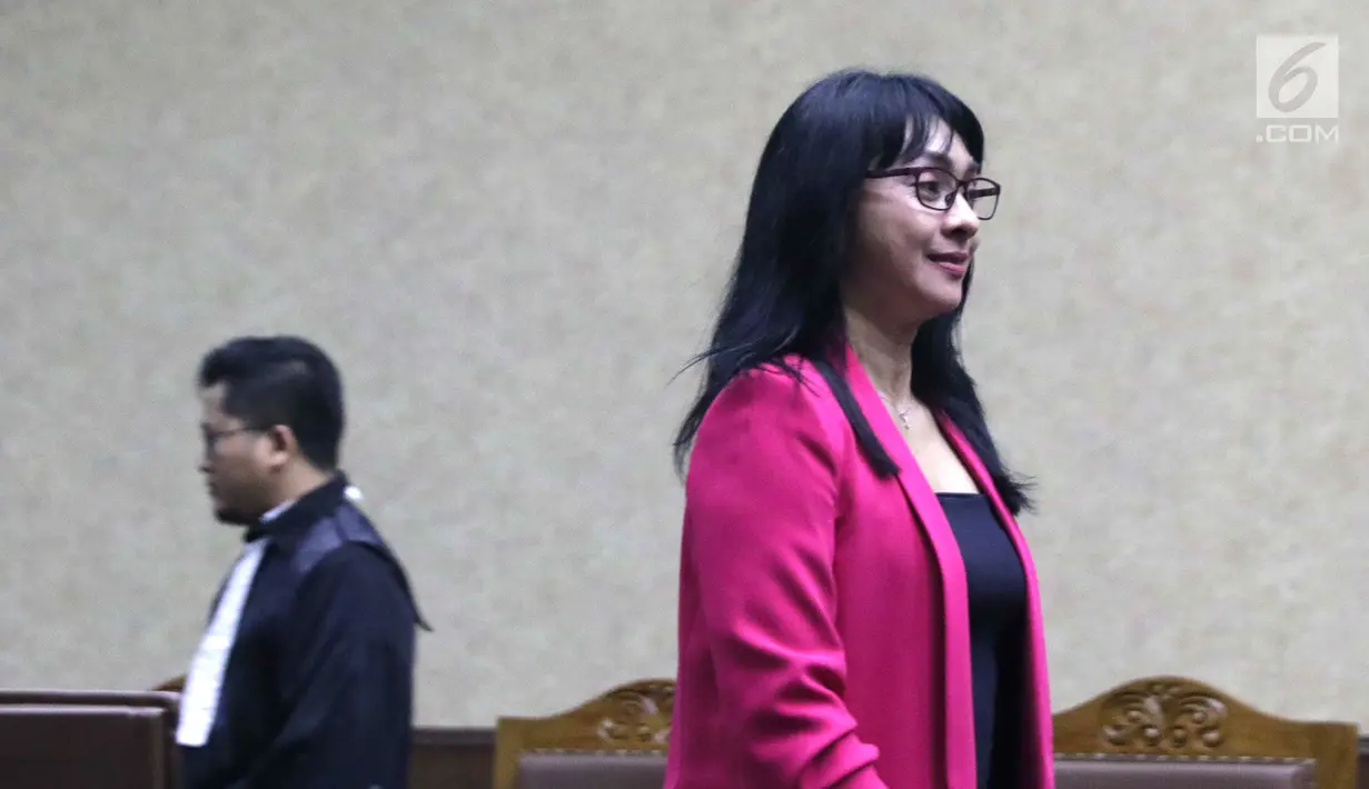 Mantan Bupati Kepulauan Talaud, Sri Wahyumi Maria Manalip usai menjalani sidang dakwaan di Pengadilan Tipikor, Jakarta, Senin (23/9/2019). Sri Wahyumi didakwa menerima suap uang dan barang dengan nilai sekitar Rp 591,9 juta dari pengusaha Bernard Hanafi Kalalo. (Liputan6.com/Helmi Fithriansyah)