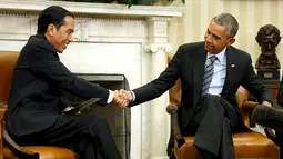 Presiden AS Barack Obama dan Presiden RI Jokowi berjabat tangan di Gedung Putih, Washington, Senin (26/10). Obama menyatakan siap memperkuat kerja sama dengan Indonesia mengingat Indonesia memainkan peran penting di Asia Tenggara. (REUTERS/Jonathan Ernst)