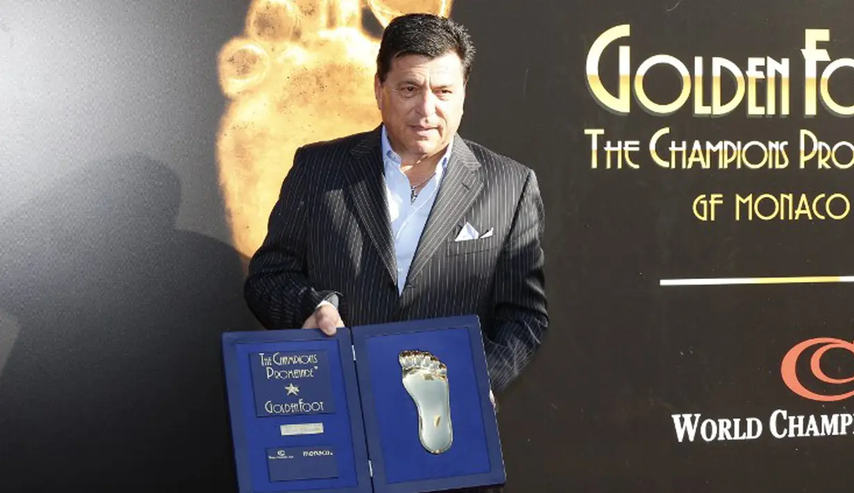 Bek Argentina, Daniel Passarella berpose dengan trofi Golden Foot miliknya, Monaco, Senin (21/9/2015). Golden Foot 2015 diraih lima orang yaitu Rinat Dasaev, Daniel Passarella, Gheorghe Hagi,  Trezeguet dan Eto'o. (AFP Photo/Valery Hache)