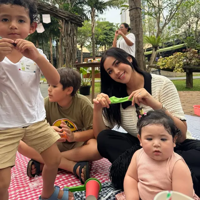 Foto-foto Jessica Iskandar dan Vincent Verhaag Ajak Anak ke Kebun Binatang/Instagram @inijedar
