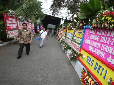 Karangan bunga untuk Basuki Tjahaja Purnama dan Djarot Saiful Hidayat menghiasi Gedung Balai Kota, Jakarta, Senin (9/10). Seiring akan berakhirnya masa jabatan Djarot, Gedung Balai Kota kembali dipenuhi karangan bunga. (Liputan6.com/Immanuel Antonius)