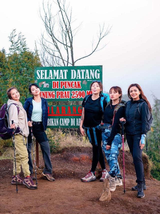 Bersama DJ Yasmine, Ini 7 Potret Seru Wendy Walters Mendaki Gunung Prau