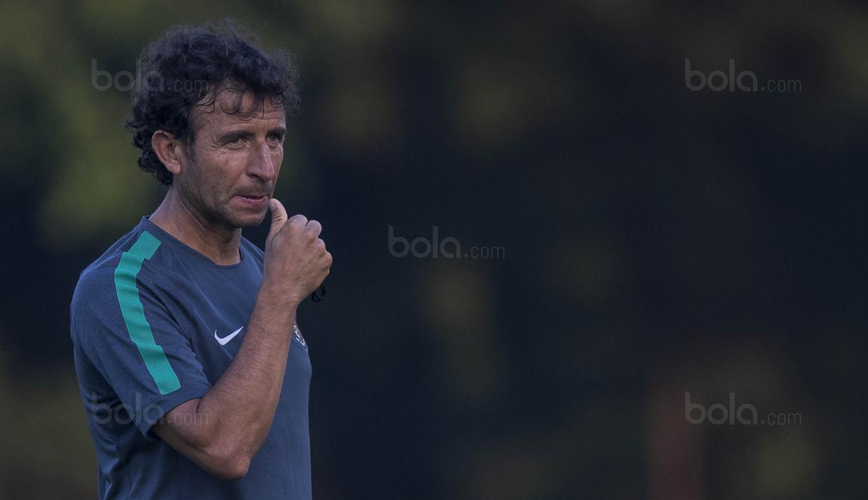 Pelatih Timnas Indonesia U-22, Luis Milla, mengamati anak asuhnya saat latihan di Lapangan SPH Karawaci, Banten, Senin (7/8/2017). Latihan dilakukan sebagai persiapan jelang SEA Games 2017 Malaysia. (Bola.com/Vitalis Yogi Trisna)
