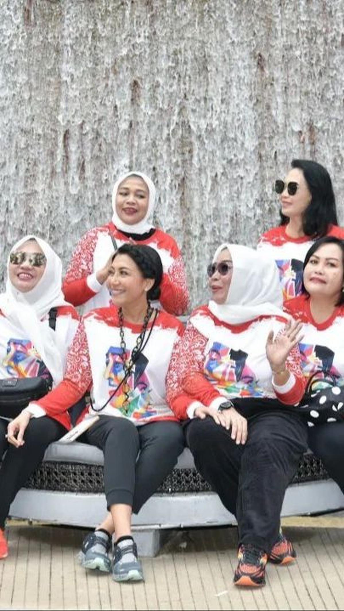 "Wisata ke Heha Waterfall yang lagi viral di Bogor," tulisnya dalam keterangan foto. <br>