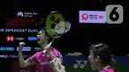 Pebulutangkis ganda campuran Jepang Yuta Watanabe (kiri) dan Arisa Higashino berselebrasi saat mengalahkan wakil Hongkong Tan Cun Man dan Tse Ying Suet dalam babak semifinal Indonesia Open 2023 di stadion Istora Senayan Jakarta, Sabtu (17/6/2023). (merdeka.com/Imam Buhori)