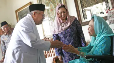 Calon wakil presiden Ma'ruf Amin menemui istri Presiden ke-4 RI Abdurrahman Wahid, Sinta Nuriyah Wahid di kawasan Ciganjur, Rabu (26/9). Kedatangannya dalam rangka silaturahmi dan meminta restu berkaitan dengan Pilpres 2019. (Liputan6.com/Herman Zakharia)