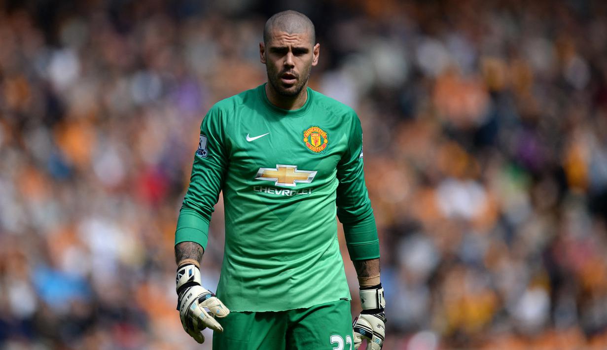 Victor Valdes. Kiper asal Spanyol ini didatangkan Manchester United dari Barcelona pada 2014/2015. Ia hanya tampil 2 kali hingga musim 2015/2016. Usai dipinjamkan ke Standard Liege, ia dikontrak Middlesbrough pada 2016/2017. Saat ini menjadi pelatih kiper di Barcelona B. (AFP/Oli Scarff)