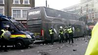 Bus yang membawa staf kepelatihan Manchester United diserang oknum fans West Ham United jelang laga Premier League pekan ke-35, Rabu (11/5/2016). (Reuters/Eddie Keogh)