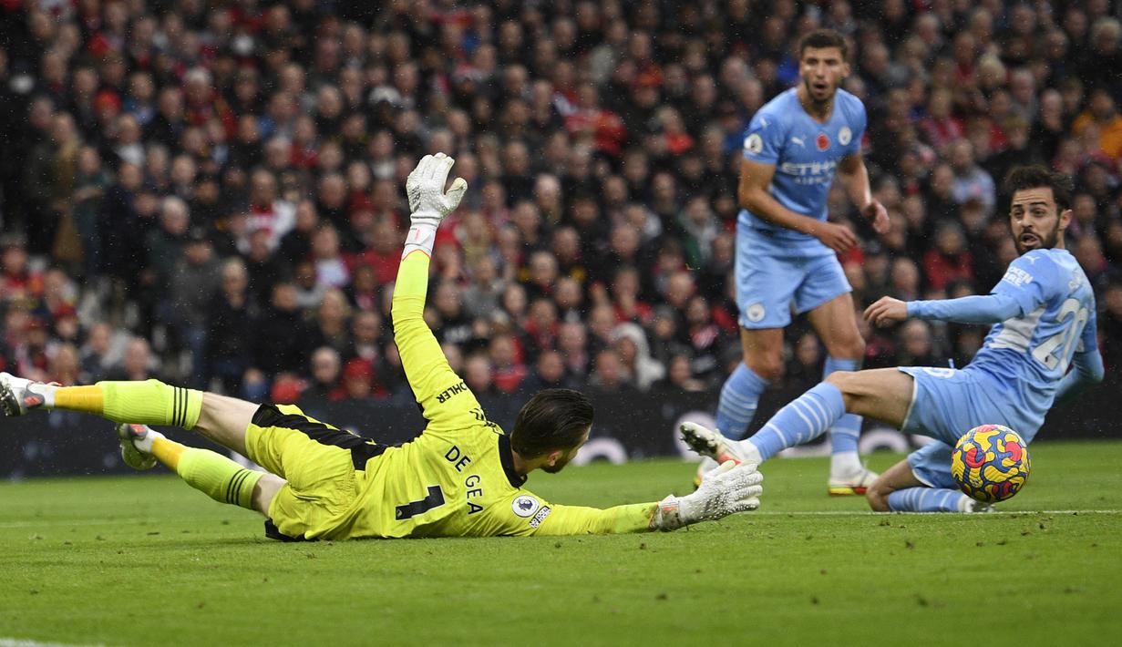 Di tengah merosotnya performa Manchester United, David De Gea yang masih dipercaya sebagai kiper utama, mampu tampil brilian dengan aksi-aksi gemilangnya di bawah mistar. Namun, ia kesulitan untuk mencetak clean sheet di tengah amburadulnya barisan belakang MU. (AFP/Oli Scarff)