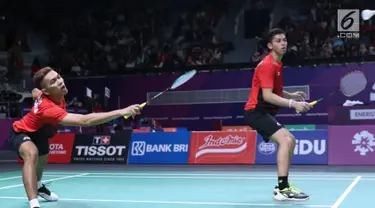 Ganda putra Indonesia, Fajar Alfian/M Rian Ardiantosaat melawan pemain India, Manu Attri/Sumeeth Reddy Buss pada perempat final Bulutangkis Beregu Putra Asian Games 2018 di Jakarta, Senin (20/8). (Liputan6.com/Helmi Fithriansyah)