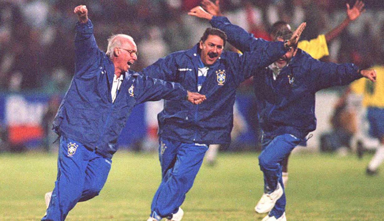 Pria kelahiran 9 Agustus 1931 ini berhasil meraih trofi Piala Dunia tahun 1958 dan 1962 sebagai pemain dan 1970 sebagai pelatih Timnas Brasil. (AFP/Walter Dhladhla)