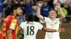 Pemain Chelsea, Liam Delap (kanan) melakukan selebrasi setelah mencetak gol ke gawang El Tunis dalam laga lanjutan Grup A Piala Dunia Antarklub 2025 di Lincoln Financial Field stadium, Philadelphia, Amerika Serikat, Rabu (25/06/2025) WIB. (AP Photo/Chris Szagola)