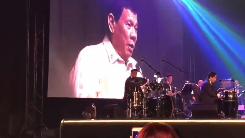 Pada acara jamuan makan malam KTT ASEAN, Presiden Filipina Rodrigo Duterte bernyanyi atas permintaan Presiden AS Donald Trump (Capture/@@AttyKarenJimeno)