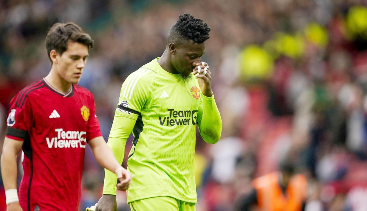 Kiper Manchester United, Andre Onana, tertunduk lesu setelah ditaklukkan Brighton and Hove Albion pada laga Liga Inggris di Stadion Old Trafford, Sabtu (16/9/2023). Setan Merah takluk 1-3 dari Brighton. Ini menjadi kekalahan kedua Manchester United secara beruntun di Premier League 2023/2024. Sebelum jeda internasional, Setan Merah juga takluk 1-3 saat bermain di markas Arsenal. (AP Photo/Dave Thompson)