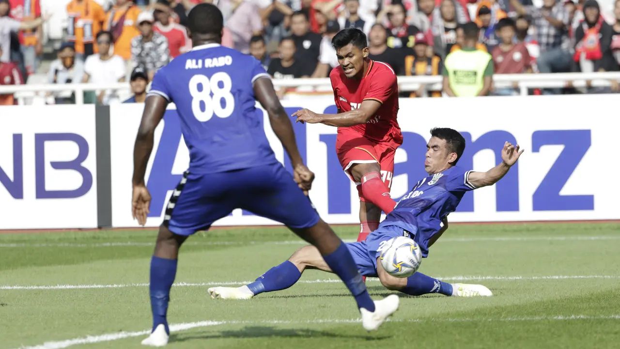 Striker Persija Jakarta, Heri Susanto, melepaskan tendangan ke gawang Becamex Binh Duong pada laga Piala AFC. (Bola.com/M. Iqbal Ichsan)