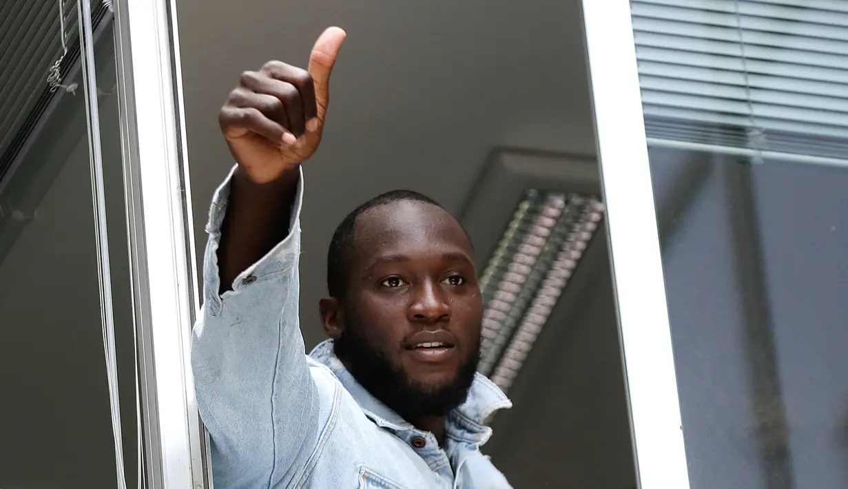 Pesepak bola Romelu Lukaku mengacugkan jempolnya saat menyapa fans Inter Milan dari jendela markas Komite Olimpiade Italia di Milan, Italia, Kamis (8/8/2019). Lukaku mendapat sambutan meriah dari fans Inter Milan saat mengurus kepindahannya ke Nerazzurri. (AP Photo/Luca Bruno)