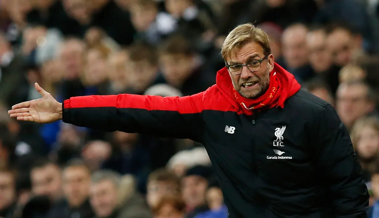Pelatih Liverpool, Jurgen Klopp mengintruksikan para pemainnya pada lanjutan Liga Inggris di Stadion St James' Park, Inggris (6/12). Newcastle menang atas Liverpool dengan skor 2-0. (Reuters/Andrew Yates)