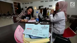 Salah seorang dari Jemaat Gereja Protestan Indonesia Bagian Barat (GPIB) mengisi form sebelum mengikuti donor darah, Jakarta, Minggu (3/12). Kegiatan tersebut diadakan dalam rangkaian acara Natal. (Liputan6.com/JohanTallo)