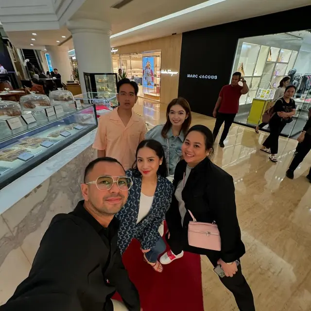 Gaya Duo Bestie Nagita Slavina dan Selvi Ananda Pakai Tas Mahal Hadiri Pameran Busana Karya Didit Hediprasetyo