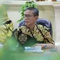 Plt DKOKP Addin Imanudin Nur mengaku menemukan benda kuno batu bata ukuran besar di proyek revitalisasi Alun-Alun Kejaksan Cirebon. Foto (Liputan6.com / Panji Prayitno)