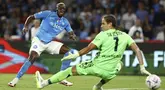 Pemain Napoli, Victor Osimhen, mencetak gol ke gawang Udinese pada laga liga Italia di Stadion Diego Armando Maradona, Kamis (28/9/2023). Napoli menang dengan skor 4-1. (Alessandro Garofalo/LaPresse via AP)