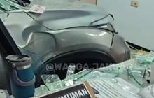 HR-V Tabrak Depot Air Minum di Petamburan, Satu Orang Digotong Naik Bajaj