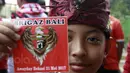 Seorang fans cilik Brigaz Bali memperlihatkan identitasnya saat berada di Stadion Patriot, Bekasi, (21/5/2017). (Bola.coom/Nicklas Hanoatubun) 
