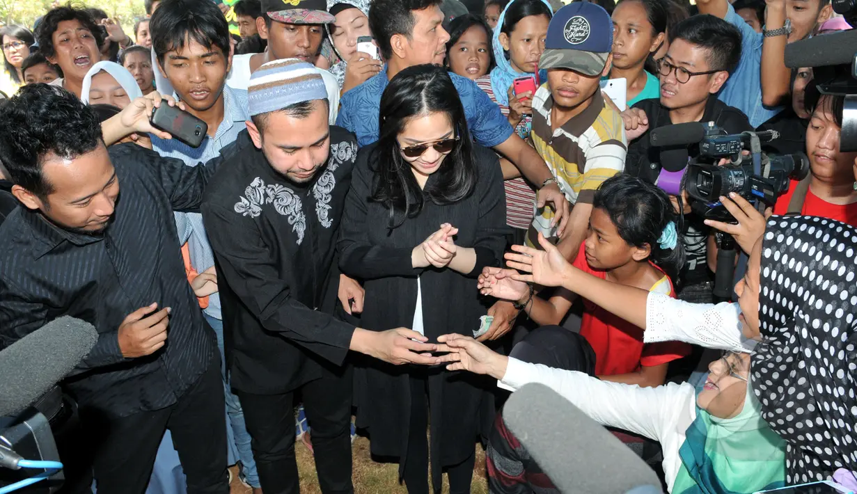 Aktor sekaligus presenter Raffi Ahmad tampak ditemani sang istri, Nagita Slavina (Gigi) dan Denny Cagur saat berziarah ke makam Olga Syahputra di TPU Malaka, Pondok Kelapa, Jakarta, Selasa (31/3/2015). (Liputan6.com/Panji Diksana) 