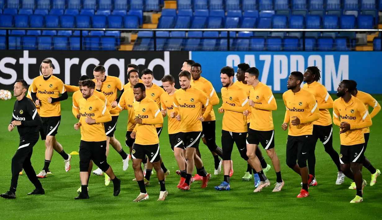 Para pemain Young Boys mengambil bagian dalam sesi latihan di Estadio de la ceramica di Villarreal, Senin (1/11/2021). Young Boys  akan bertandnag ke markas Villarreal pada matchday 4 Grup F Liga Champions 2021/22, Rabu (3/11) WIB di Estadio de la Ceramica (JOSE JORDAN / AFP)
