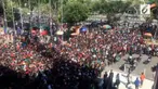 Indonesia akan menghadapi Malaysia dalam laga semifinal Piala AFF U-19 di sidoarjo, Jawa Timur. Ratusan calon penonton mengantre untuk membeli tiket pertandingan tersebut.