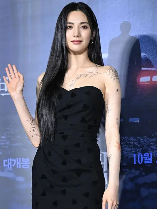 Melihat penampilan Nana ex After School dengan tubuh bertato (instagram/jin_a_nana_news)