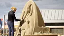Seorang seniman memahat patung pasir dalam Kompetisi Memahat Pasir Eropa di Zandvoort, Belanda, pada 15 Oktober 2020. (Xinhua/Sylvia Lederer)