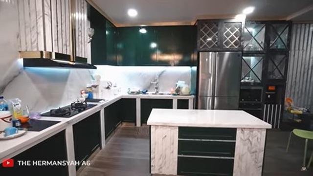 Potret dapur rumah Anang dan Ashanty (Sumber: YouTube/The Hermansyah A6)