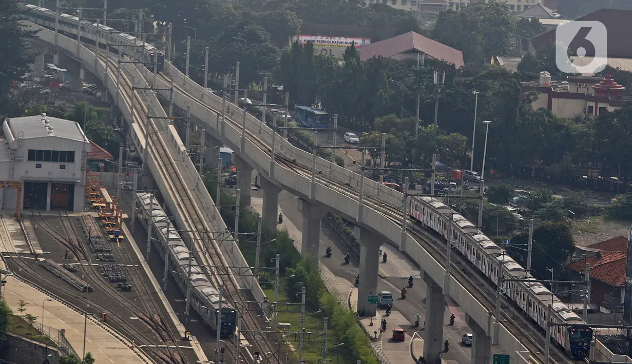 Rangkaian kereta Moda Raya Terpadu (MRT) memasuki stasiun MRT Lebak Bulus, Jakarta, Selasa (9/6/2020). Mulai 8 Juni kemarin, PT MRT Jakarta mengubah jarak antar kereta (headway) untuk jam sibuk pada hari kerja adalah 5 menit dan 10 menit di jam non-sibuk. (Liputan6.com/Herman Zakharia)
