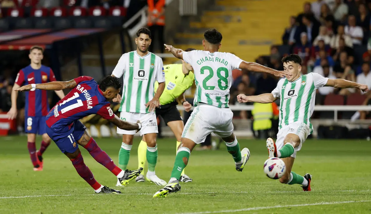 Pemain Barcelona, Raphinha, mencetak gol ke gawang Real Betis pada laga Liga Spanyol di Estadi Olimpic Lluis Companys, Minggu (17/9/2023). Gol-gol Barcelona disumbangkang oleh Joao Felix, Robert Lewandowski, Ferran Torres, Raphinha dan Joao Cancelo. (AP Photo/Joan Monfort)