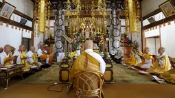 Sejumlah biksu berdoa untuk korban 1.945 bom atom di kuil Nipponzan Myohjii, Nagasaki, Jepang (8/8/2015). Pada hari minggu Jepang akan memperingati 70 tahun serangan terhadap Nagasaki. (REUTERS/Toru Hanai)